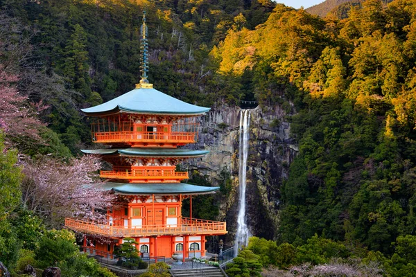 Japoński pagoda i wodospad — Zdjęcie stockowe
