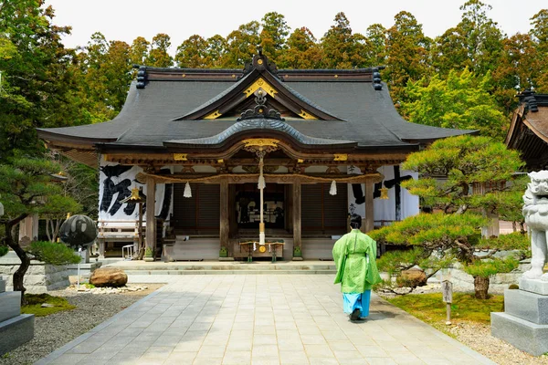 기모노 드레스와 일본 사원 — 스톡 사진