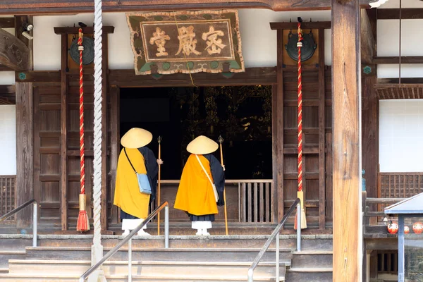 Japanse monniken bij Temple — Stockfoto