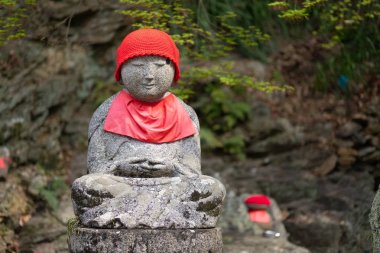 Japon mezarlığında Jizo heykeli