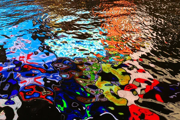 Neon Shop tekent reflectie op water — Stockfoto