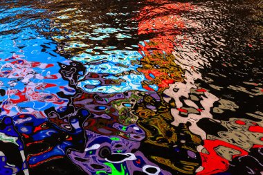 Neon dükkan işaretleri su yansıması