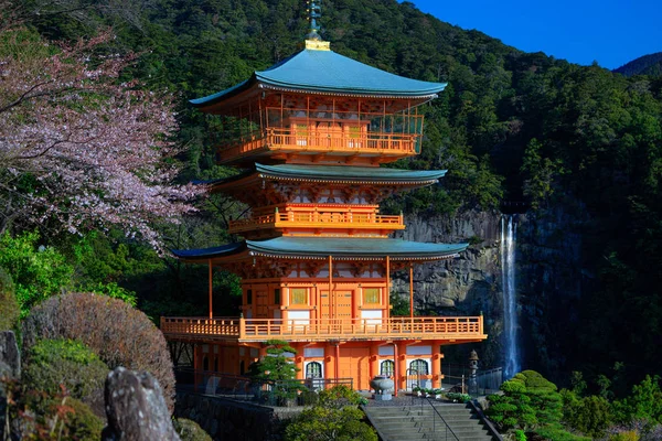 Japanse pagode en waterval — Stockfoto