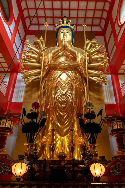 Guanyin gudinna tusentals armar — Stockfoto