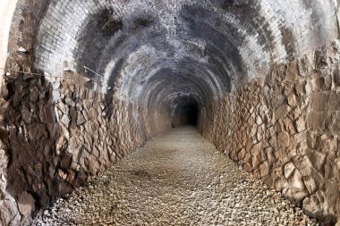 Eski taş Demiryolu Tüneli