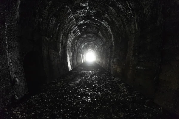 Dunkler und gespenstischer Eisenbahntunnel — Stockfoto