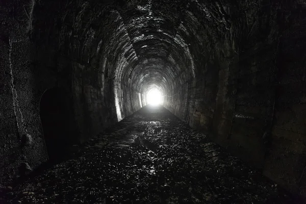 暗くて不気味な鉄道トンネル — ストック写真