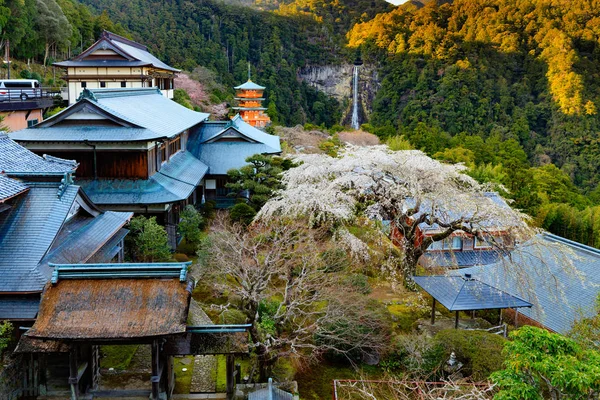 Japán táj templomok és vízesés — Stock Fotó