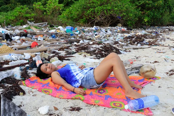 Mulher na praia poluída — Fotografia de Stock