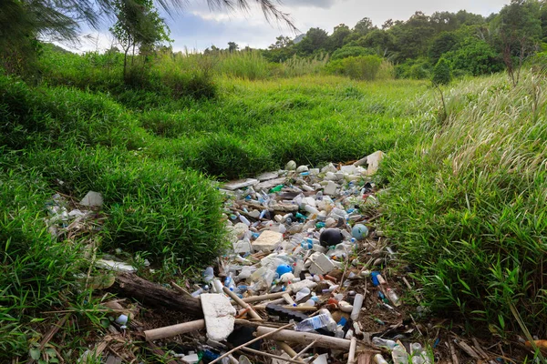 Plastikverschmutzung am Strand auf einer Wiese — Stockfoto