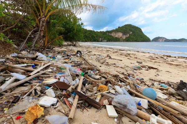 Plastikverschmutzung am Strand — Stockfoto