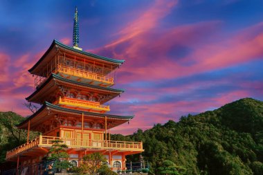 Japon pagoda üzerinde gün batımı