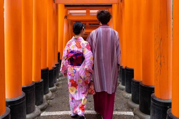 Tourist at Fushimi Inari Shrine — Stockfoto