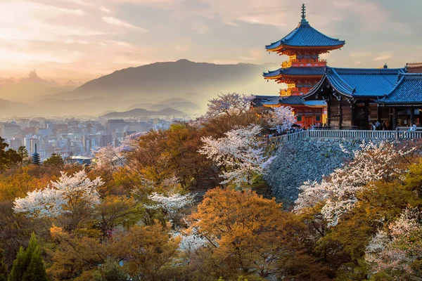 Japanse tempel bij zonsondergang — Stockfoto