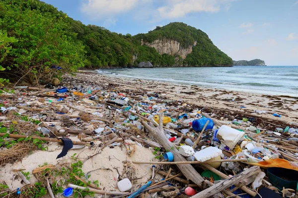 Contaminación plástica playa — Foto de Stock