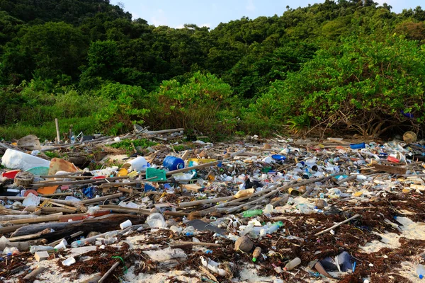 Stranden plast förorening — Stockfoto