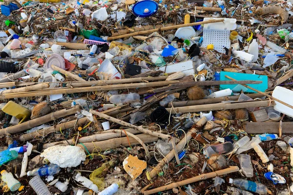 Plastikverschmutzung am Strand — Stockfoto