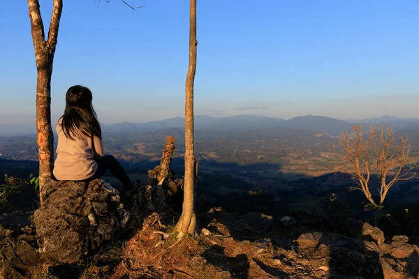 Vrouw kijken landschap — Stockfoto