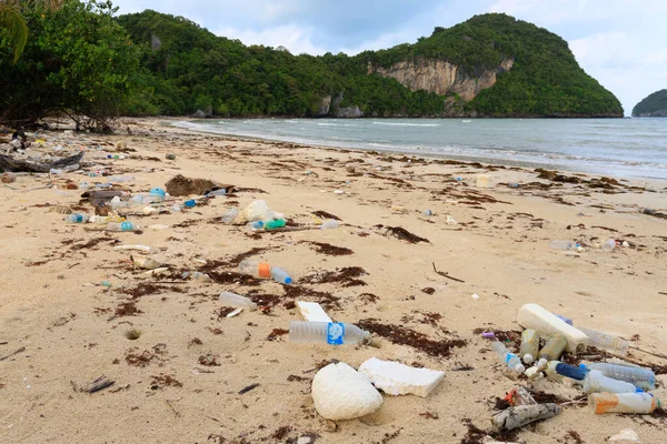 Plastikverschmutzung am Strand — Stockfoto
