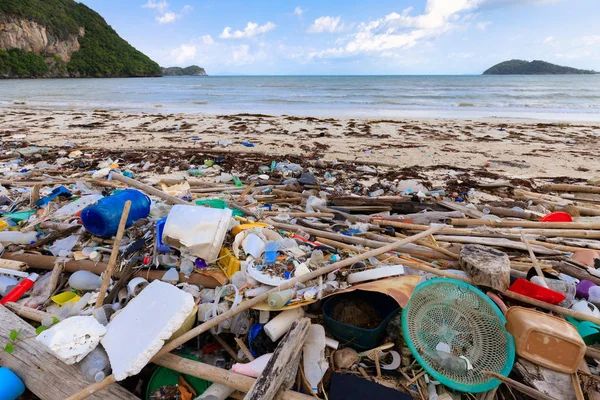 Beach plastic pollution — Stock Photo, Image