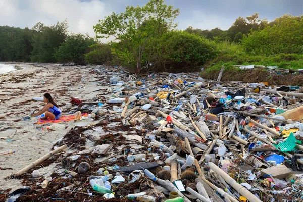 Praia poluição plástica — Fotografia de Stock