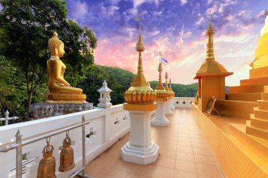 Altın Buda heykeli ve pagoda