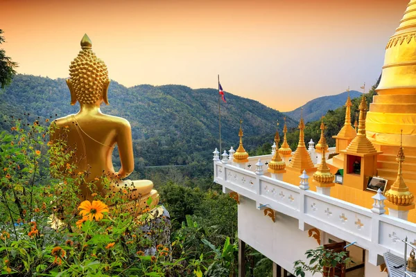 Punto di vista statua di Buddha dorato — Foto Stock