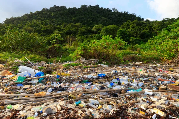 Plaj plastik kirliliği — Stok fotoğraf