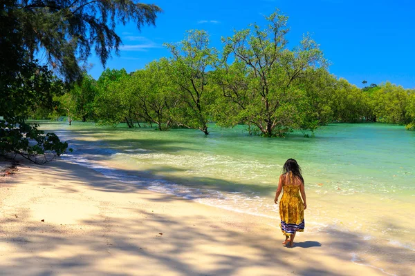 Donna che cammina lungo la spiaggia tropicale — Foto Stock