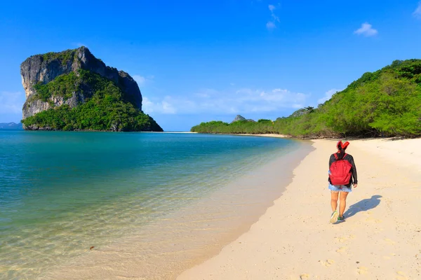 Mujer caminando en la playa tropical — Foto de Stock