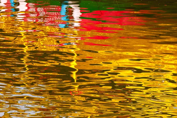 Abstrakta reflektion på vatten — Stockfoto