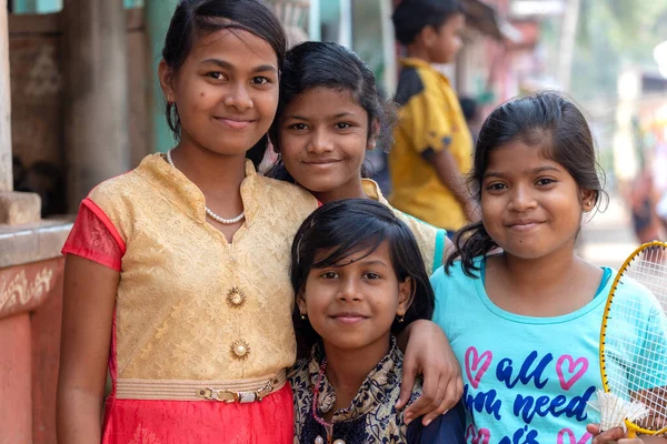 Glimlachende Indiase jonge meisjes — Stockfoto