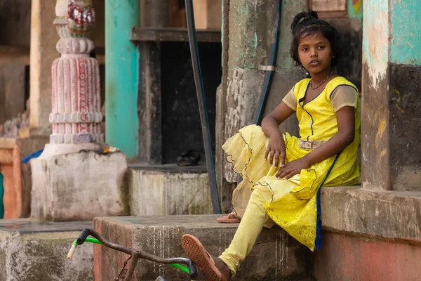Menina indiana sentada em uma aldeia — Fotografia de Stock