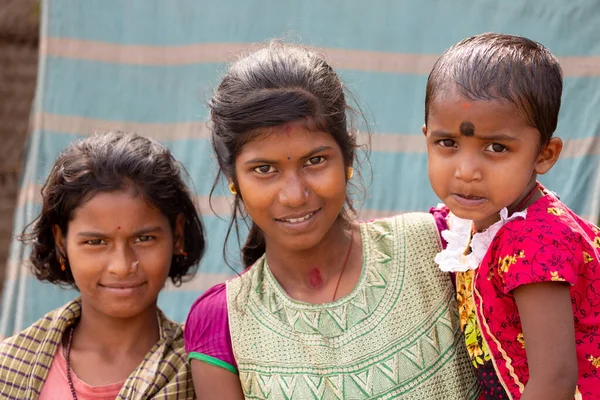 Retrato de hermanas jóvenes indias — Foto de Stock