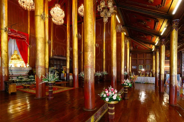 Tradizionale interno tempio birmano — Foto Stock