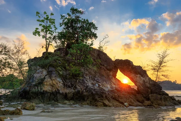 Costa tropicale rocciosa al tramonto — Foto Stock