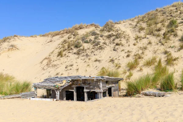 Cabane en bois confortable sur la plage sauvage — Photo