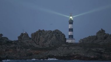 Crac 'h deniz feneri akşam aydınlandı, dünyanın en güçlüsü, Ushant adası (diğer adıyla Ouessant), Brittany, Fransa