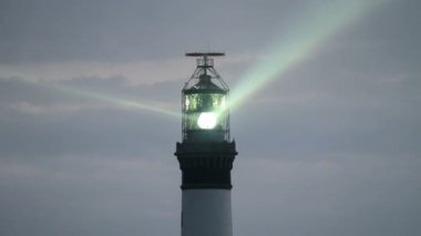 Alacakaranlıkta, Brittany, Fransa 'da Ouessant Adası' nda güçlü bir deniz feneri.