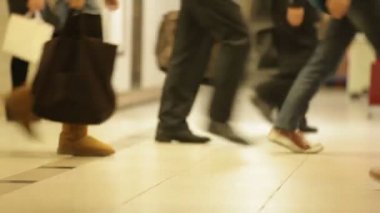 Kyoto 'da metro koridorunda yürüyen kalabalık, moda ayakların manzarası, Japonya