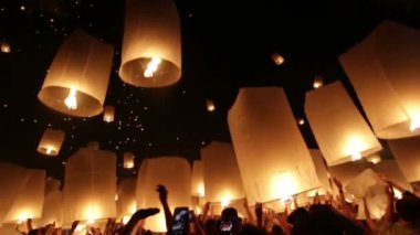 Tayland, Chiang Mai yakınlarındaki Mae Jo Üniversitesi 'nde Yi Peeng ve Loy Krathong Budist festivalleri için binlerce uçan fener fırlatılıyor..