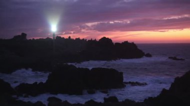Crach deniz feneriyle sahil şeridinde güzel bir gün batımı, dünyanın en güçlü feneri, Ouessant Adası, Brittany, Fransa