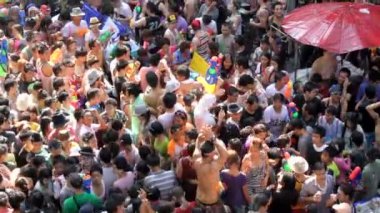 15 Nisan 2011: Budist geleneksel yeni yılı Bangkok 'ta düzenlenen Songkran festivalinde Taylandlılar dans ediyor ve su atıyorlar. Silom Road, Bangkok, Tayland 'da çekildi.