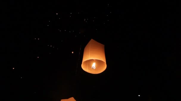 Pessoas Lançando Lanterna Voadora Tradicional Durante Festival Budista Loi Krathong — Vídeo de Stock