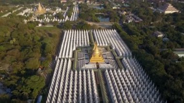 Kuthodaw Pagoda 'nın havadan çekilmiş görüntüleri dünyanın en büyük kitabı Mandalay ve Myanmar' ın bulunduğu 729 tapınakla çevrili.
