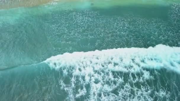 Luftaufnahme Von Wellen Die Einem Tropischen Ufer Indonesien Planschen — Stockvideo