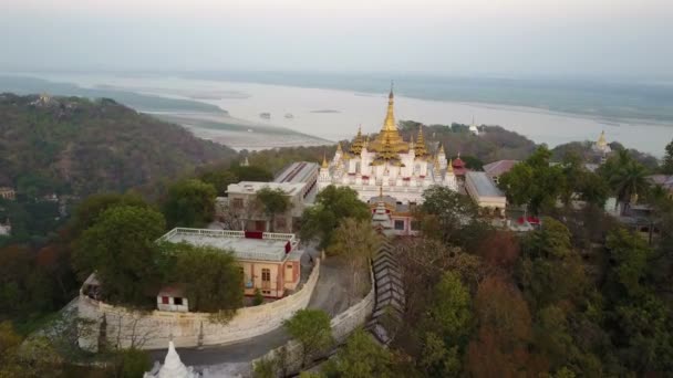 Luftaufnahme Über Der Pagode Auf Dem Gipfel Der Sagaing Hügel — Stockvideo
