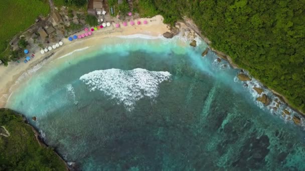 在印度尼西亚巴厘岛的努沙佩尼达岛上 Atuh海滩湾的高空视频显示了海浪的优美波涛 — 图库视频影像