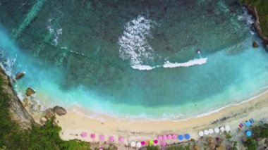 Endonezya, Bali 'deki Nusa Penida Adası' ndaki hassas dalgaların dalgalarını gösteren Atuh plaj koyunun havadan çekilmiş bir videosu.