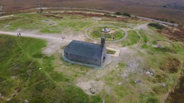 Monts D 'arre Dağı, Brittany, Fransa' daki Saint Michel Şapeli 'nin etrafında dairesel bir uçuş.